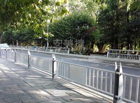 什么样的道路需要安装隔离护栏