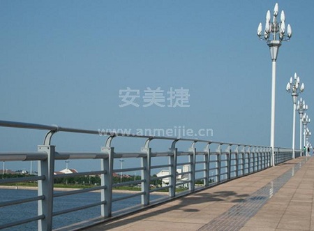 桥梁中央隔离护栏的四种形式